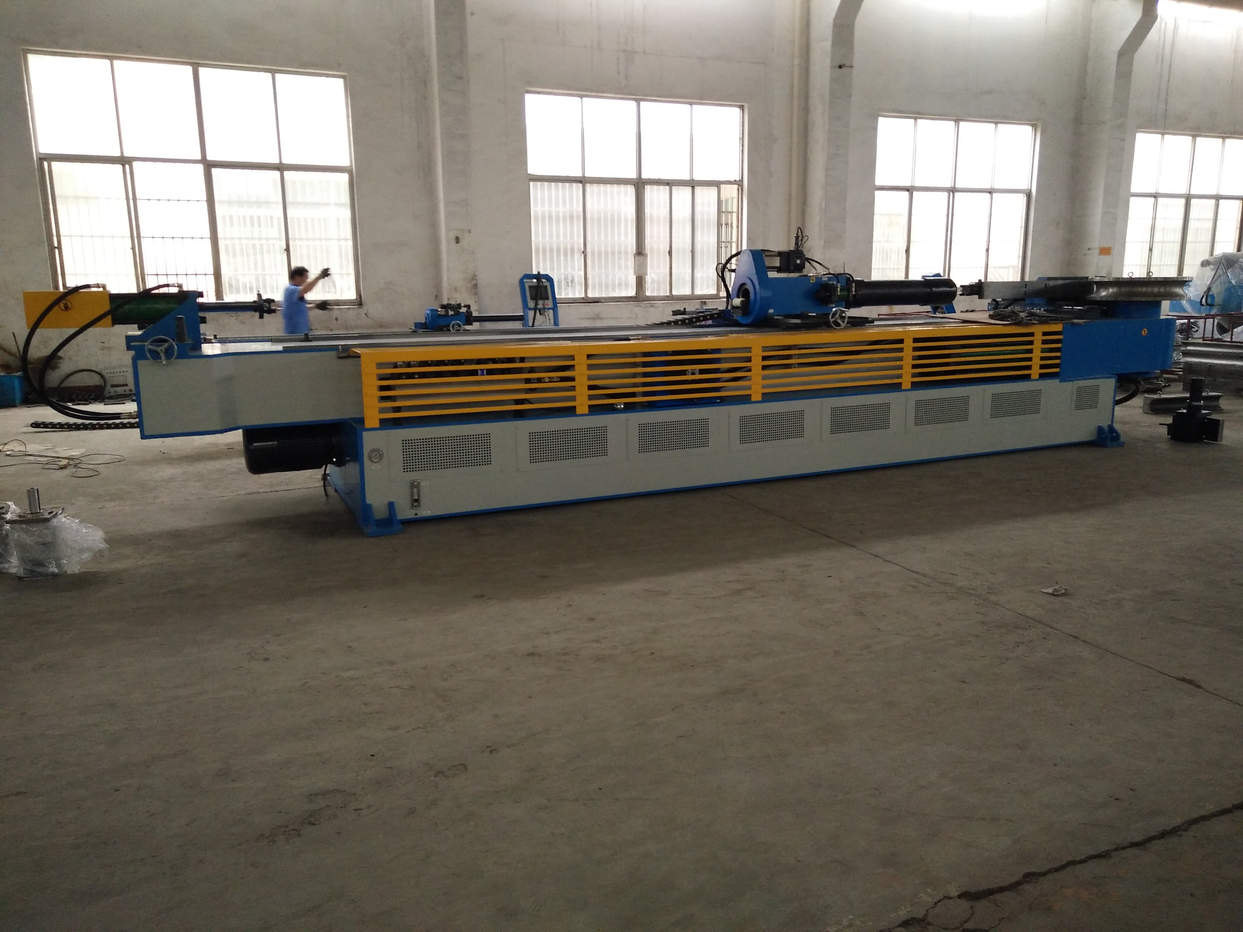 Mesin lentur tiub CNC